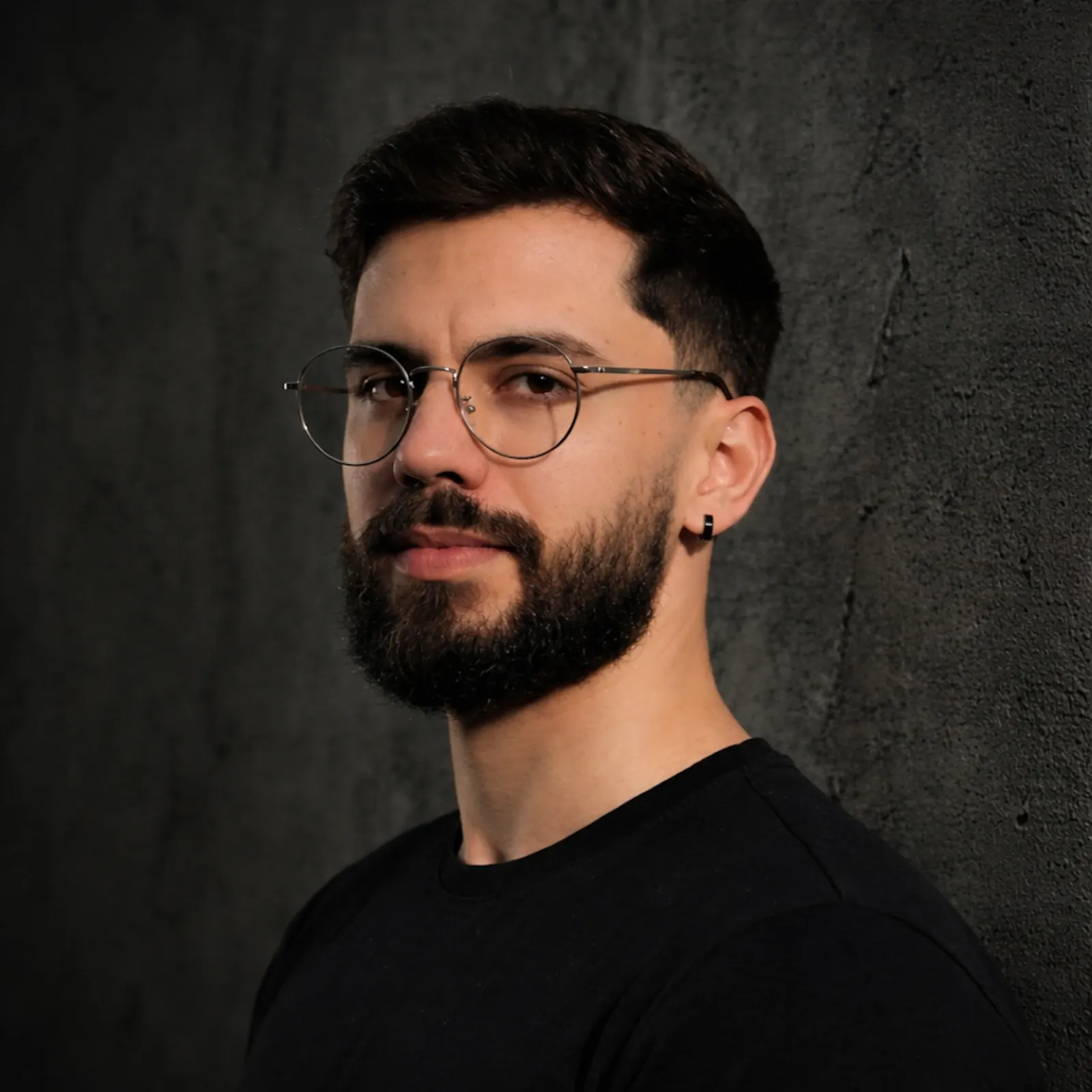 Igor trabalhando em uma tatuagem realista