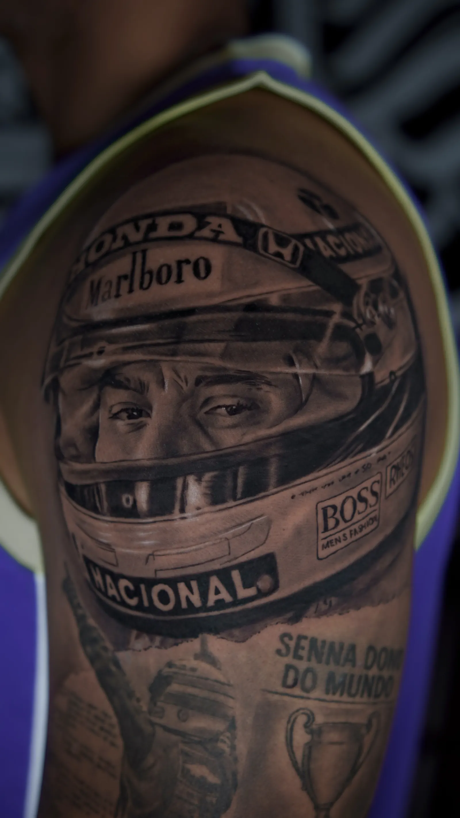 Tatuagem realista de Ayrton Senna no braço