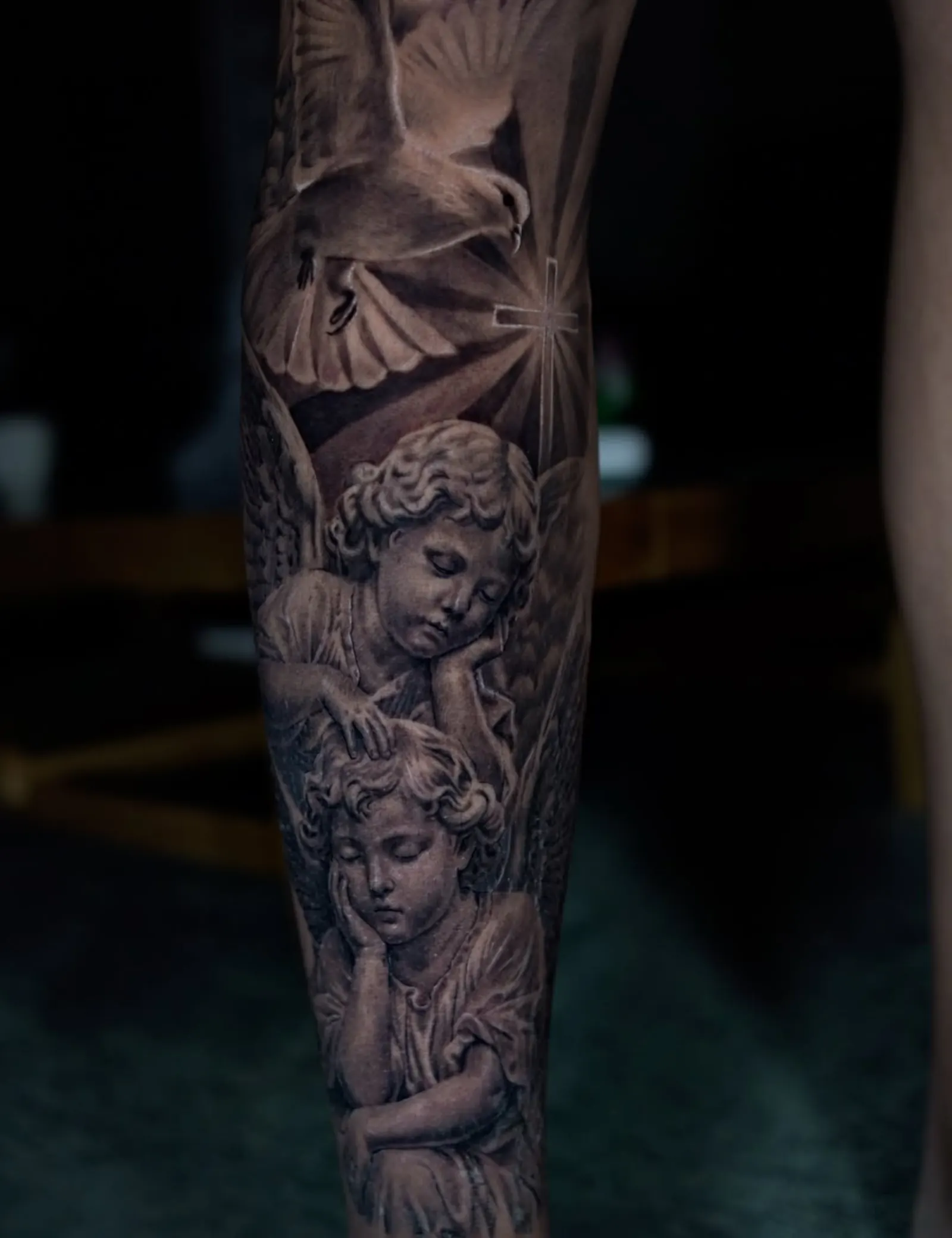 Tatuagem realista de pomba e querubins