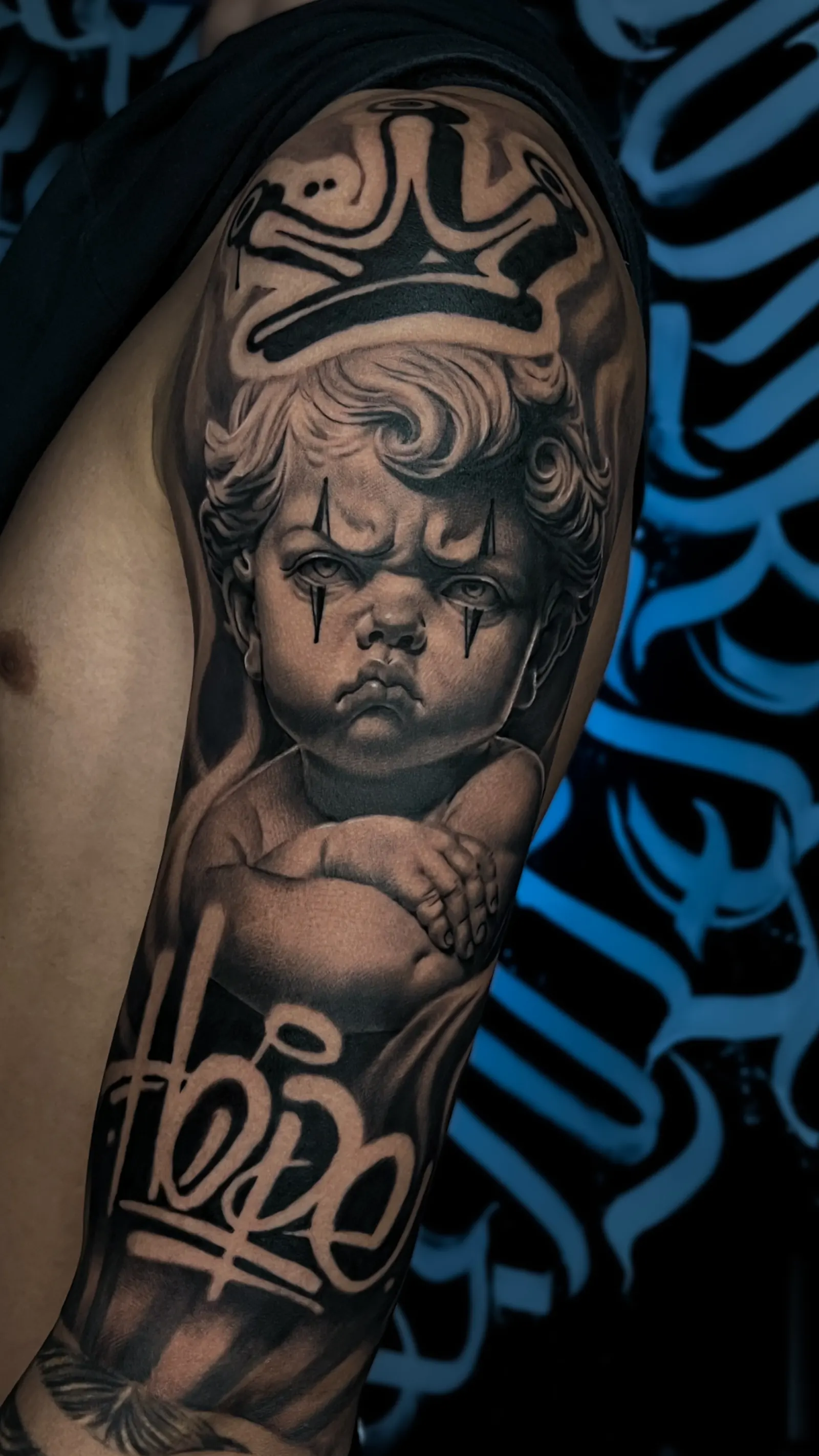 Tatuagem realista de querubim coroado estilo chicano