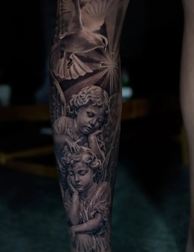 Tatuagem realista de pomba e querubins